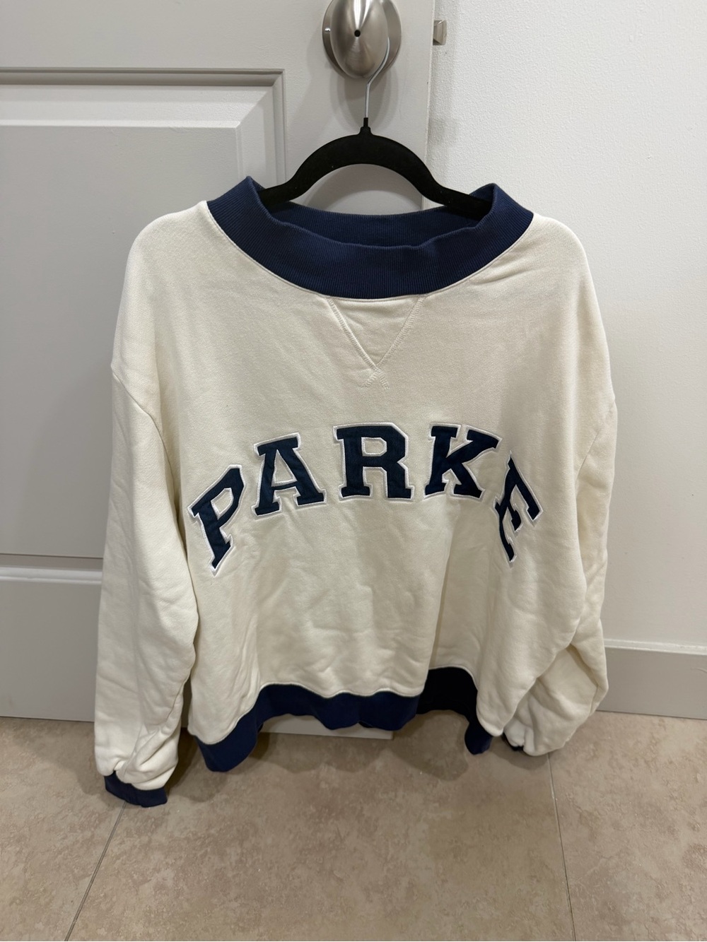 Parke L/XL Cream & Navy Coastal Mockneck Sweatshirt. ⚡️💕